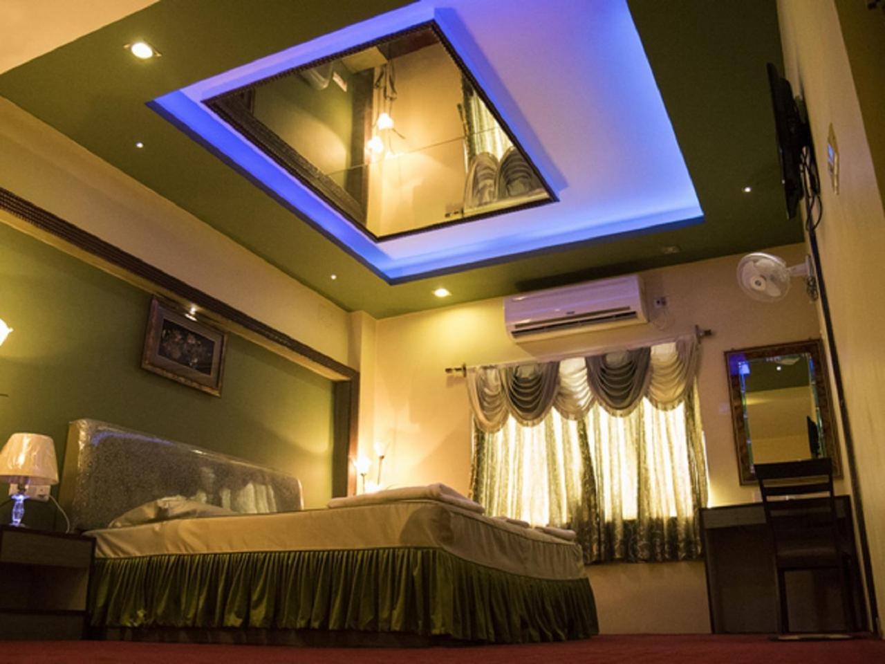 Hotel Sunshine Baharampur Esterno foto